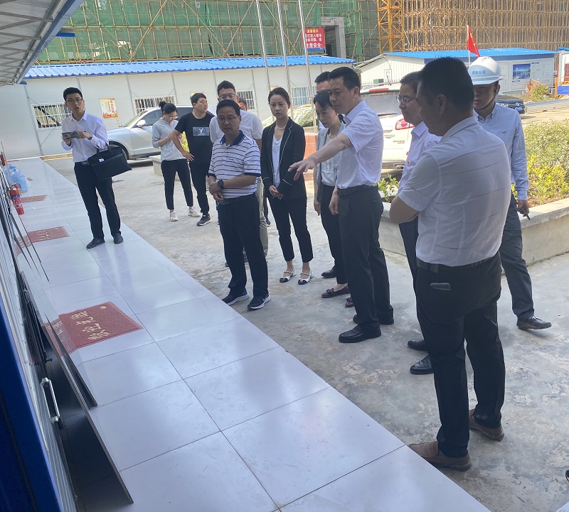 西鄉(xiāng)縣縣委書記李代斌，縣委常委、副縣長夏兮至文旅場館建設項目地指導工作