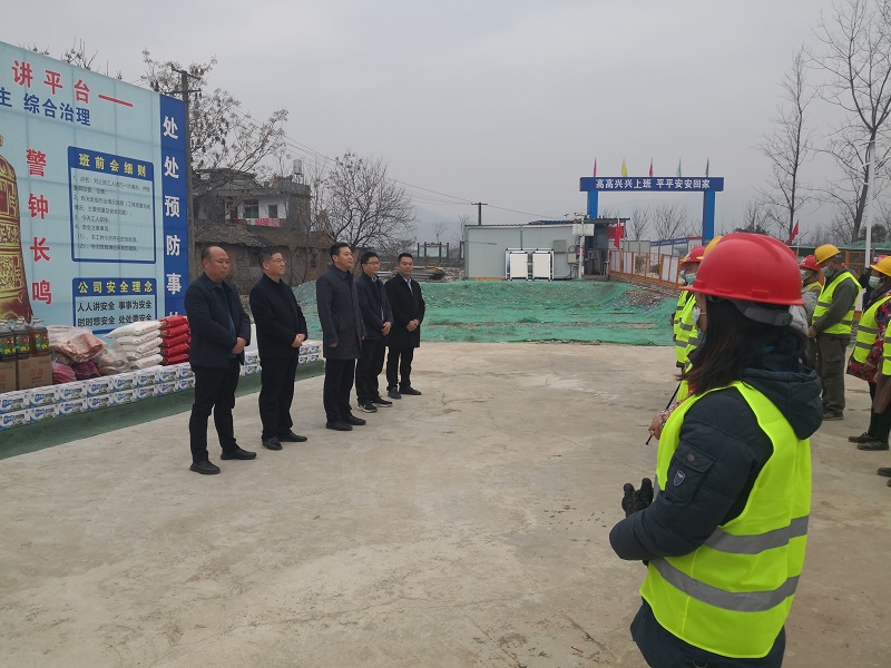 西鄉(xiāng)縣縣委書記李代斌一行慰問一館一中心建設(shè)一線工人