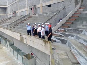 漢中市體育局局長丁濤，洋縣人民政府副縣長李潔、洋縣教育體育局局長蒙剛、副局長高建民等人到洋縣全民健身中心和體育場項目現(xiàn)場調(diào)研考察